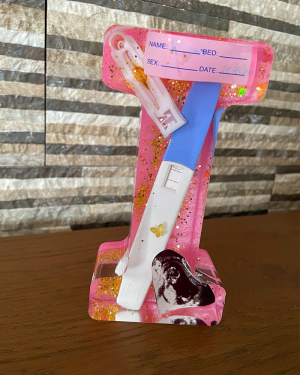 Μονογράμματα Αναμνηστικά Γέννας από Υγρό Γυαλί