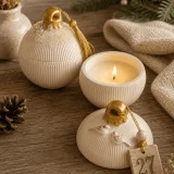 Λευκή κεραμική μπάλα Snowy Xmas με κερί soya, κρυσταλλάκια και χρυσή φούντα