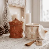 Λευκό περλέ κεραμικό δοχείο Carousel με κερί soya και χρυσές λεπτομέρειες